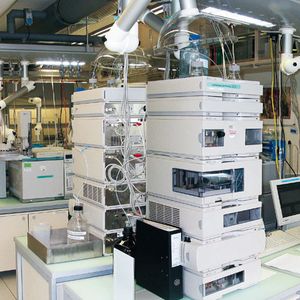 Abb.1: Das neue Chromatographielabor
mit HPLC und
GC-Chromatographen.