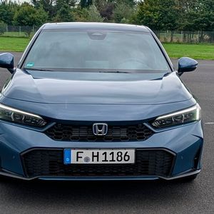 Honda hat dem Civic neue Frontstoßfänger und Seitenlufteinlässe verpasst. Ebenfalls neu sind die untere Kühlergrillform und das Grillmuster. Dazu gesellen sich ein neuer oberer Kühlergrill, eine Scheinwerferumrandung sowie ein neuer schwarzer Stoßstangenspoiler.(Bild:  Mauritz – VCG)