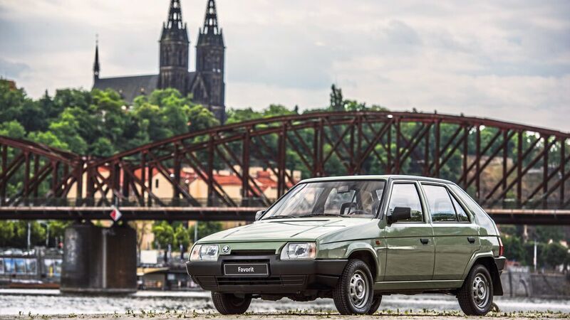 1987 erschien das moderne, frontgetriebene Kompaktmodell Favorit, das Skoda selbst entwickelt hatte. Dieses Fahrzeug sowie die qualifizierte und hoch motivierte Belegschaft überzeugten den Volkswagen-Konzern, sich 1991 an der Privatisierung der Marke zu beteiligen. (Skoda/Homolka)