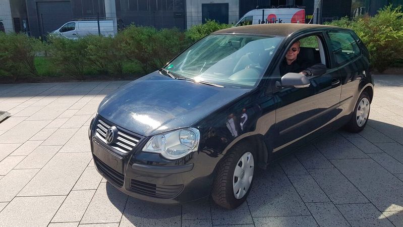 In Kombination mit der Morphocolor-Technologie des Forschungsinstituts kann die solaraktive Fläche der Motorhaube an die Farbe des Autos angepasst werden.(Bild:  Fraunhofer ISE)