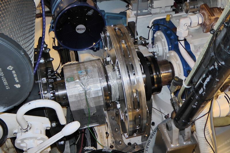 Der aktive Drehschwingungsaktor wird direkt in den Schiffsmotor integriert. (Fraunhofer LBF)