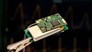 Der miniaturisierte Maphera-Sensorknoten ohne Gehäuse erfasst ein EKG (Bild: Fraunhofer IIS / Stephan Göb)