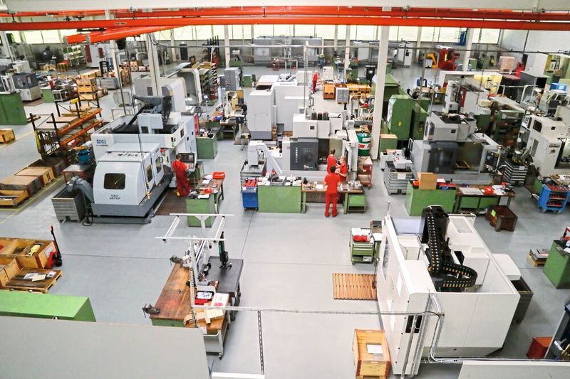 Produktionshalle der Högg AG: Moderner Maschinenpark mit über 50 Werkzeugmaschinen. (Bild: Anne Richter, SMM)