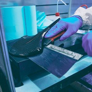 Nachdem die individuellen Daten einer Person auf dem Fahrrad durch Druckmessung ermittelt wurden, kann der für ihn angepasste Sattel additiv gerfertigt werden. Dieser hier ist soweit fertig.(Bild:  Fizik)