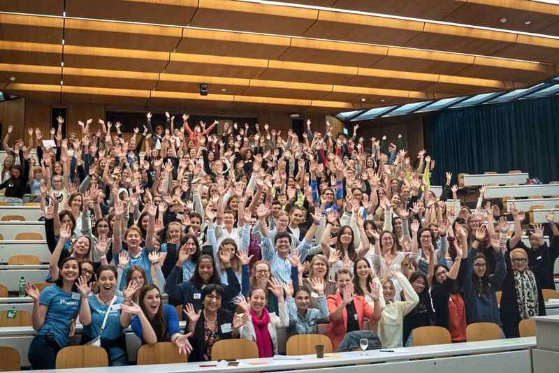 Startschuss für das Swiss Tec-Ladies Mentoring-Programm der Schweizerischen Akademie der Technischen Wissenschaften SATW mit rund 200 Personen an der EPFL.  (Bild: SATW)