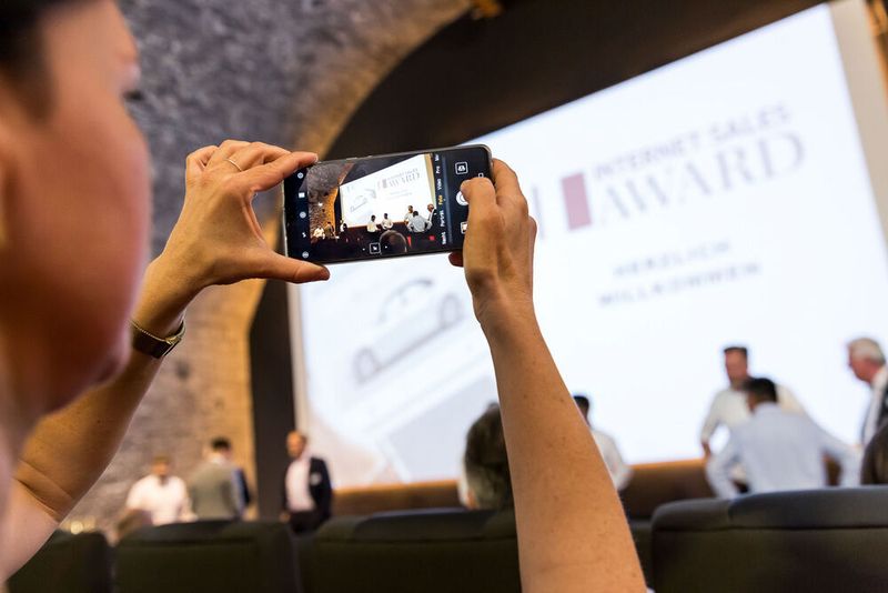 Schnell waren die Smartphones gezückt, um Ideen aus der Präsentation der Onlinestrategien der Preisträger digital mitzunotieren. (Stefan Bausewein)