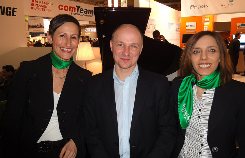 Jörg Hasselbach (Tarox, m.) mit Karin Hernik (l.) und Ceylan Aksit (APC) (IT-BUSINESS)