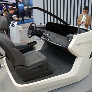 Auffälligstes Merkmal ist das große 48-Zoll-Display, das Byton an einem Modell zeigte.(Bild:  Wehner/»kfz-betrieb«)