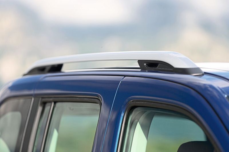 Wem der Platz innen nicht reicht, kann außen mit einer Dachbox nachjustieren. (Peugeot)