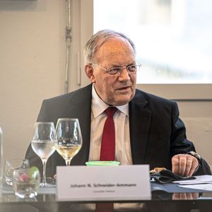 Bundesrat Schneider-Ammann während seiner «Nachholstunde» an der SIAMS-Veranstaltung in Moutier.