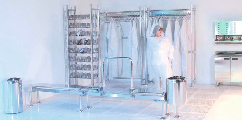 In the airlock: reusable garments for cleanrooms must be suitable for decontamination and steam sterilisation in accordance with EN ISO 14644 and EU GMP Guidelines (including Annex 1). (Bild: Palmbam Class / basan GmbH)