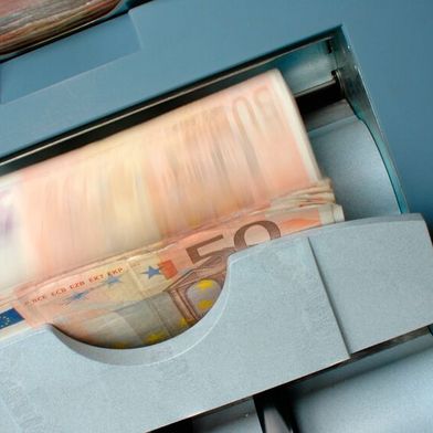 In Zeiten von Teuerung und knappen Kassen rückt das eigene Gehalt wieder stärker in den Fokus. Ein besserer Verdienst ist für Arbeitnehmer auf der Suche nach Veränderung das wichtigste Kriterium. Für die Mitarbeiterbindung bleiben weichere Faktoren wichtig. (Bild: frei lizenziert)