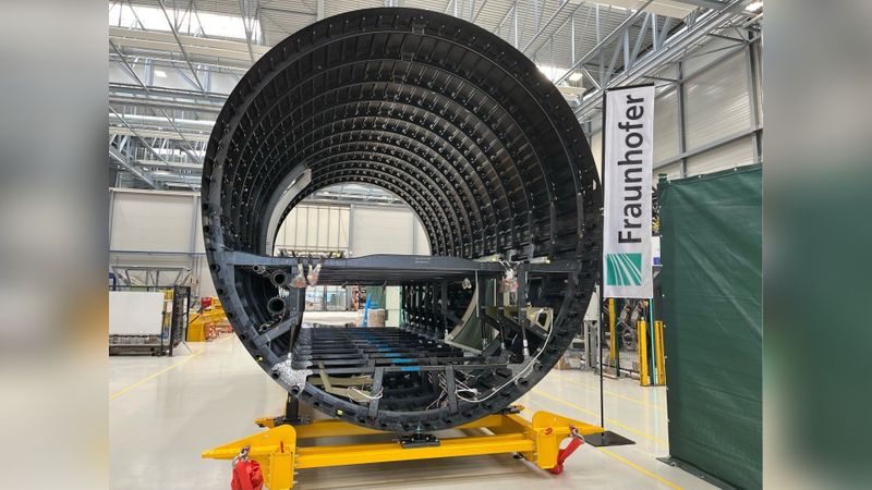 Das durch Thermoplastschweißen fertig gefügte »MFFD«-Flugzeug-Rumpfsegment bei der Fraunhofer-Gesellschaft in Stade.(Bild:  Fraunhofer IFAM)