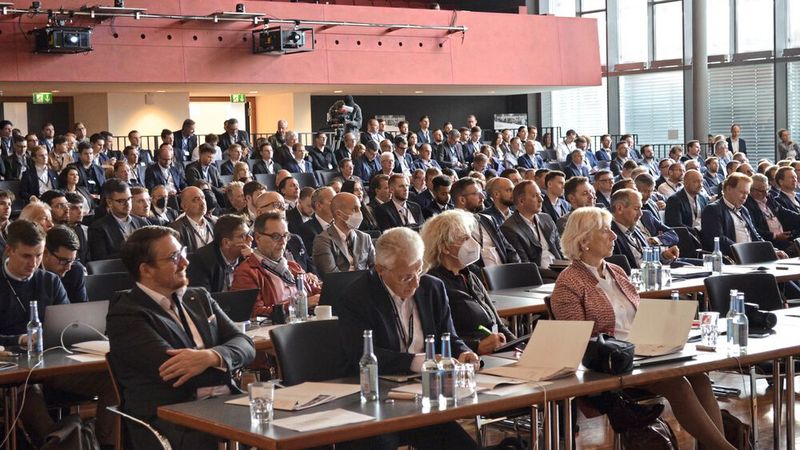 Etwa 400 Besucher verfolgten den Branchengipfel in der Stadthalle in Nürtingen, weitere 80 waren online zugeschaltet. (Bild: Rehberg – VCG)