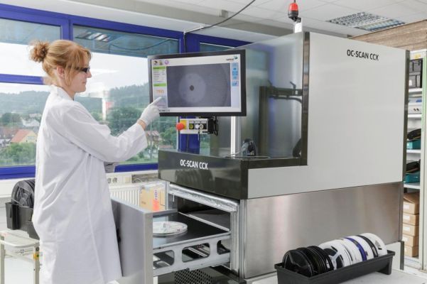Der Röntgenscanner OC-SCAN CCX der Firma elektron Systeme und Komponenten zählt Bauelemente im Gebinde. (Bild: elektron Systeme und Komponenten)