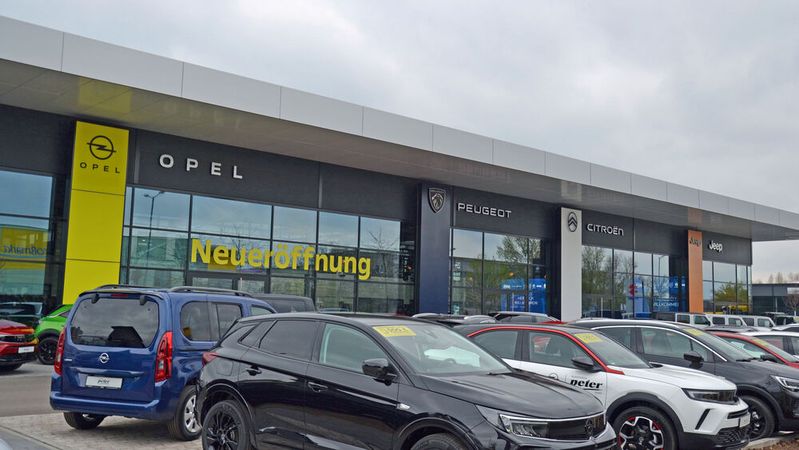 Die Autohaus-Peter-Gruppe hat in Erfurt ein Stellantis-Autohaus eröffnet. Zum Start sind dort Neuwagen von Opel, Peugeot, Citroën und Jeep präsent. Perspektivisch sollen weitere Stellantis-Marken folgen. Die Autohaus-Peter-Gruppe hat in Erfurt ein Stellantis-Autohaus eröffnet. Zum Start sind dort Neuwagen von Opel, Peugeot, Citroën und Jeep präsent. Perspektivisch sollen weitere Stellantis-Marken folgen.