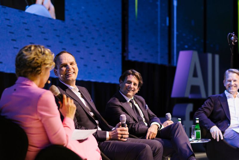 Das Highlight der Veranstaltung 100 Jahre Conrad Electronic drehte sich um das wohl größte Thema dieser Tage – den Einsatz Künstlicher Intelligenz. Conrad CEO Ralf Bühler diskutierte dabei mit Florian Deter, Geschäftsführer bei Microsoft Deutschland, und Dr. Daniel Holz, Vice President EMEA North bei Google. Moderiert hat die TV-Journalistin Caren Miosga.  (Bild: M. Kofler)