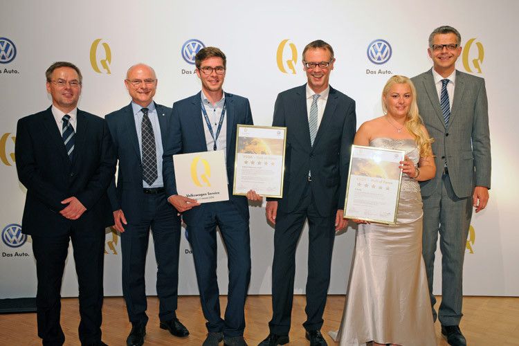 Herzlichen Glückwunsch zum Einzug in die Hall of Fame: (v.li.) Thomas Müller, Leiter Service Deutschland, Klaus Frühwein, Leiter Service Qualität Deutschland, Max Ostermaier, Autohaus Ostermaier, Axel Schulte-Huermann, Leiter Volkswagen Aftersales, Sarah Pajor, Service Advisor TL Darby und Thorsten Schwerdtner, Leiter Marktsteuerung Europa. (Foto: Volkswagen)