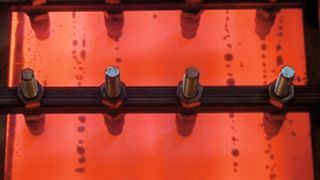 Induktive Erwärmung einer unbeschichteten Stahlplatine. (Bild: Fosta)