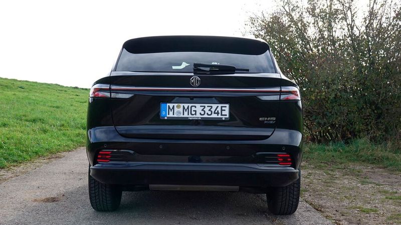 Zum Beispiel am Heck mit seinem durchgehenden Leuchtband. (Bild: Rosenow – VCG)