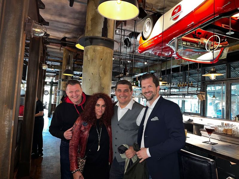 Experten unter sich bzw. unter dem Auto, (v. l.) Peter Wilfahrt, IHK Bayreuth, Besa, IT-BUSINESS, Cem Karakaya und Rechtsanwalt Dr. Marc Maisch, Blackstone432. (Bild:Vogel IT-Medien GmbH)