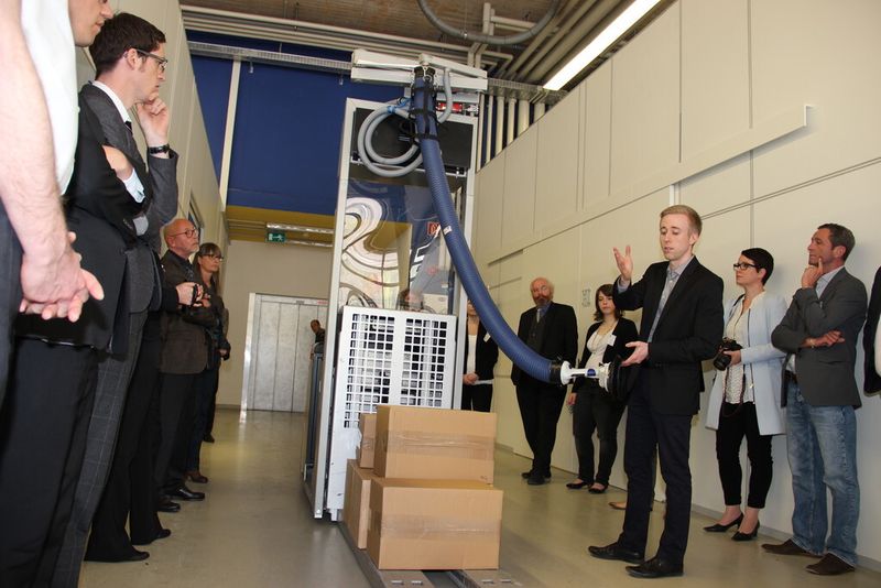Um die Arbeit in Lager und Kommissionierung effizienter und ergonomischer zu gestalten, hat Schmalz gemeinsam mit dem Intralogistikspezialisten Still den Vakuum-Schlauchheber Ergonomie2Go für den Einsatz an Elektrohochhubwagen entwickelt. (Bild: Sonnenberg)