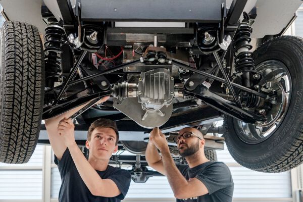 Mit dem Projekt „aCar“ der Technischen Universität München (TUM) soll Elektromobilität auch für die ländliche Bevölkerung in armen Regionen mit schlechter Infrastruktur nutzbar werden. (Bild: Andreas Heddergott / TU Muenchen)