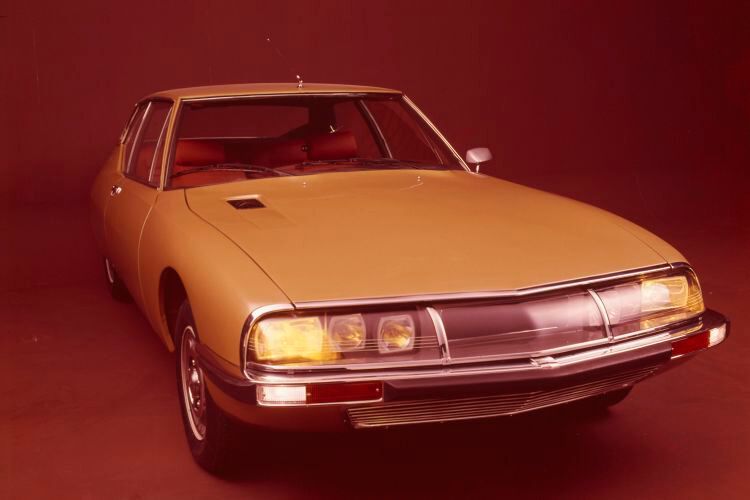 Anders als beim DS funktionierte das Kurvenlicht beim SM hydraulisch. Außer einem Lenkeinschlag der Scheinwerfer ermöglichte es auch eine Bewegung der ganzen Leuchteneinheit um die horizontale Achse (zum Ausgleich von Eintaucheffekten). (Bild: PSA)