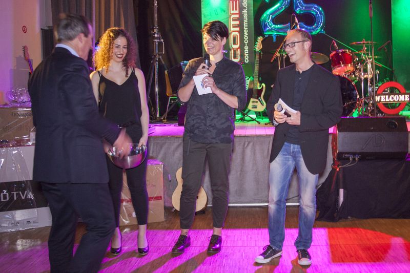 Katharine Heek, Jasmin Gerhardt und Marius Wollny (alle eaf) gratulierten Thomas Lindner (l., Hartmann & Partner Steuerberatungsgesellschaft mbh) zum Gewinn des Hauptpreises. (Bild: eaf computer service supplies)