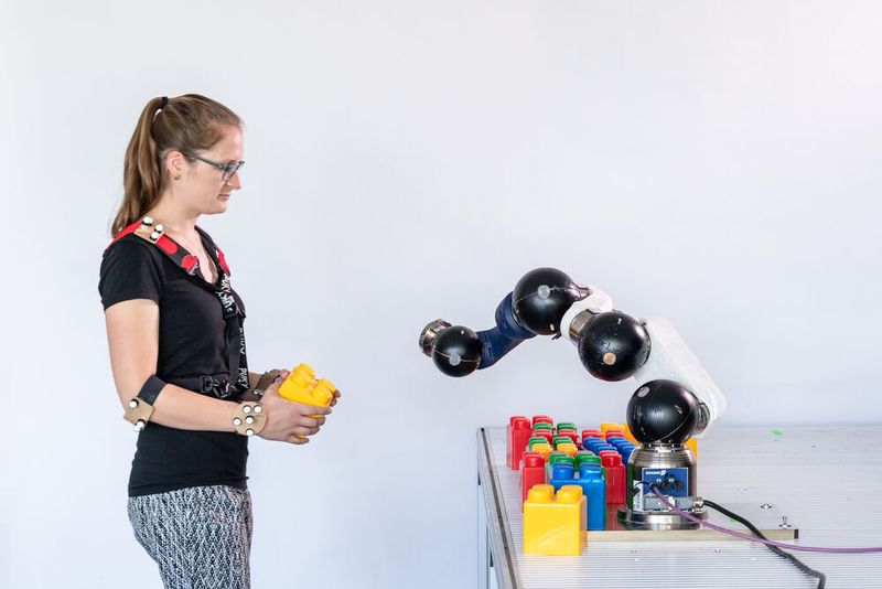 Der in jedem Modul verbaute Chip und die Selbstprogrammierung ermöglichen es, dass ein Roboter automatisch alle Informationen über die in ihm wirkenden Kräfte und seine eigene Geometrie kennt. So kann der Roboter seine Bewegungsbahn vorhersagen. (Andreas Heddergott / TU Muenchen)