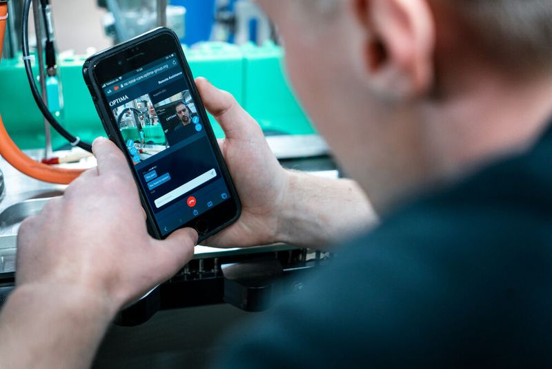 Durch diverse Maßnahmen reduziert Optima den Klimafußabdruck. Dazu zählt beispielsweise der Verzicht auf nicht notwendige Flugreisen und der Einsatz digitaler Tools, wie hier zu sehen. (Bild: Optima)