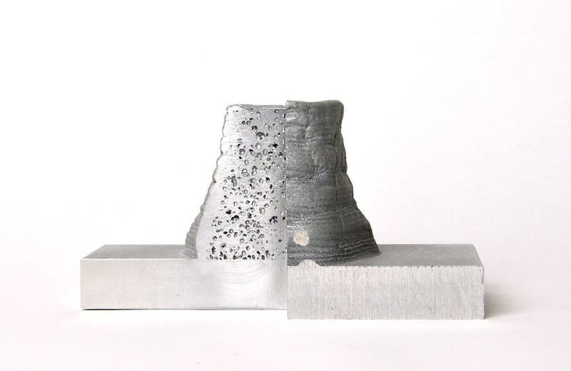 Mittels Laser-Pulver-Auftragschweißen wurde gezielt eine poröse Struktur nach dem Vorbild der Natur – außen dicht, innen porös – hergestellt. (Fraunhofer IWS)