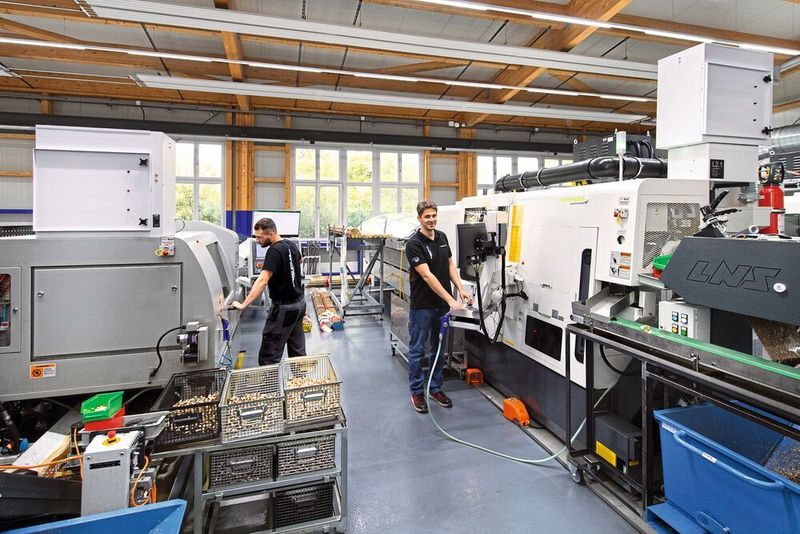 Industrie-4.0-Fertigungsbetrieb: eine der modernsten Messingteilefertigungen der Schweiz. Acht komplett vernetzte und automatisierte Drehmaschinen, mit Späneaufbereitung, Gleitschleif- und Reinigungsanlage. (Thomas Entzeroth)