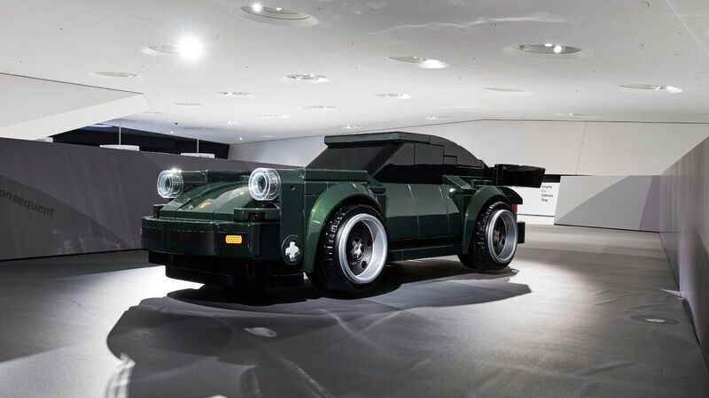 Sie finden, dass dieses Jubiläumsfahrzeug, ein 911 Turbo in Oakgrün Metallic, ein bisschen eckig wirkt? Stimmt, denn schließlich ist es ein Lego Big Brick!  (Bild: Porsche)