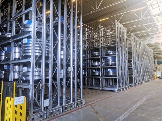 Warum viel Geld ausgeben, wenn man ein neuwertiges System per Retrofit viel günstiger haben kann!? So geschehen bei diesem fast 20 Jahre alten Verfahrregal bei Thyssenkrupp Materials Hungary durch Retrofit-Spezialisten von Ohra. Trotz einiger Hürden klappte das recht flott ...(Bild:  Ohra)