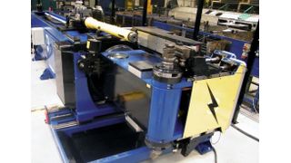 Die Rotationskopf-Rohrbiegemaschine fertigt komplexe Rohre automatisch in nur einem Zyklus.  (Bild: Unison)