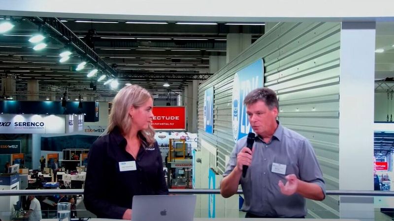 Holger Zietz von der Vogel Communications Group (»kfz-betrieb«) erläutert im Gespräch mit Julia Westerhold von Fabucar die Anwendung des autoFACHMANN Digital. (Bild: »kfz-betrieb«)