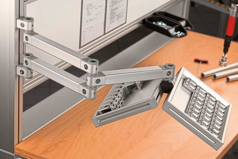 Mit den einbaufertigen Schwenkarmen von Item lassen sich dank der frei einstellbaren Friktion im Gelenk sämtliche Arbeits- und digitale Hilfsmittel direkt griffbereit positionieren.  (Item)