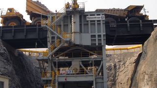 Die semi-mobile Brechanlage hilft dabei, den Abraum am Rande des Tagebaus zu zerkleinern. (Bild: Thyssen Krupp Industrial Solutions)