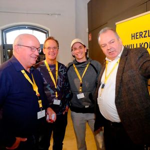 »kfz-betrieb«- und »Fahrzeug+Karosserie«-Redakteur Peter Diehl (re.) diskutierte mit Thomas Grüner, Gründer & Geschäftsführer Kaddi-Lack Manufaktur für Industrielacke (li.), sowie Jörg Egger, Oldtimermeisterlackierer bei der Lackiererei Breymann (2. v. li.), über historisch korrekte Lackmaterialien und ihre Verwendung in Deutschland.(Bild:  Zietz – VCG)