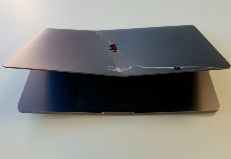 5. Unabsichtlich gekrümmter Bildschirm: Der Laptop eines Kunden aus Großbritannien blieb zwischen Autositzen stecken. Beim Versuch ihn rauszuholen, bog sich der Bildschirm so stark, dass er kaputtging. Doch damit nicht genug. Der Laptop kam in dieser Lage auch noch mit Wasser in Verbindung. Daraufhin gab es einen Kurzschluss im Motherboard. Die Techniker von Ontrack haben die SSD schließlich ausgebaut, außerhalb des ursprünglichen Computers an eine von Apple entwickelte Schnittstelle angeschlossen und eingeschaltet. Infolgedessen wurden 100 Prozent der Daten wiederhergestellt. (Ontrack)