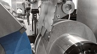 Blick in ein Danobat-System zum Spitzenlosschleifen. Insgesamt acht Schleifsysteme, teilweise mit Drehfunktion, mit diversen Zusatzfeatures wird das Unternehmen auf der EMO Hannover 2019 in Halle 11 am Stand D45 vorstellen. Drei Maschinen werden vollkommen automatisiert sein, wie es heißt. Auch eine neuartige HMI-Schnittstelle wird vorgestellt. (Danobat)