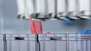 Knapp übernimmt die Automatisierung im neuen E-Commerce-Lager des Multi-Channel-Retailers Next, in Großbritannien. Eine Hauptrolle wird das Dürrkopp-System Autopocket bilden, das die neueste Generation von Taschensortern markiert (hier in Action). (Knapp)