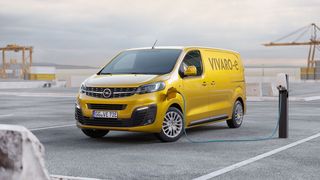 Der Vivaro von Opel kann jetzt auch rein elektrisch Pakete ausfahren. (Opel Automobile GmbH)