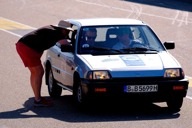 Werden eingewiesen für die Fahrt auf der Rennstrecke – Stefan Meyer und Simon Pfost von der Abteilung Öffentlichkeitsarbeit vom Zentralverband Deutsches Kraftfahrzeuggewerbe (ZDK). (Bild: Zietz – VCG)