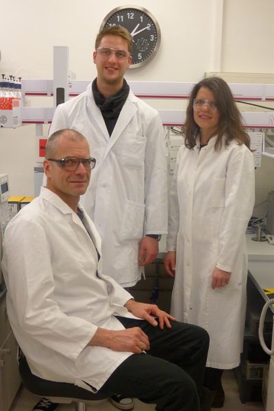 Abb.4: Zum Tagesgeschäft von Andreas Teevs (l.) und seinen Kollegen Michael Bosnak und Beate Teevs-Aschinger gehören die Entwicklung und Etablierung von Messmethoden und die Qualifizierung von Analysengeräten. (Bild: Guido Deußing)