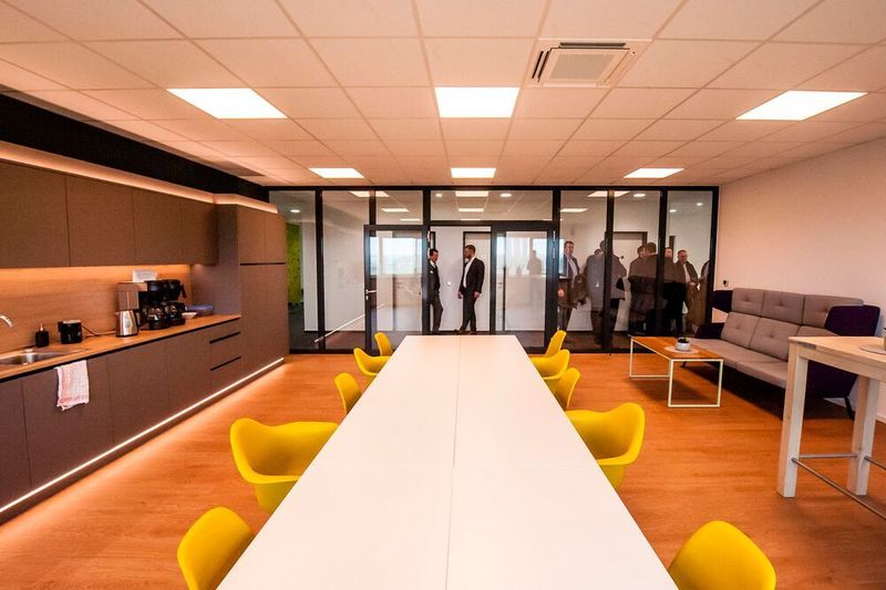 Die Büros sind hochmodern eingerichtet. (Mario Bok)