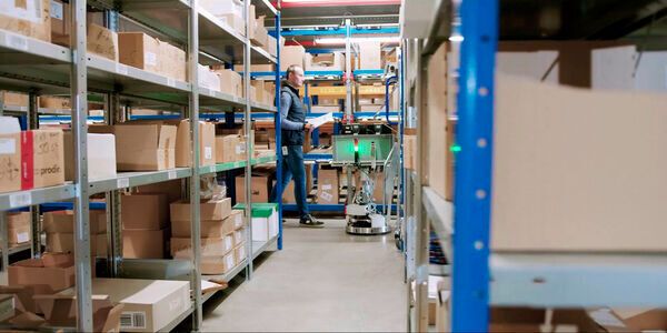 Mit Xito-One konnten bereits Intralogistik-Anwendungen zur Unterstützung in der Kommissionierung umgesetzt werden. (Bild:  Xito / Fraunhofer IPA)