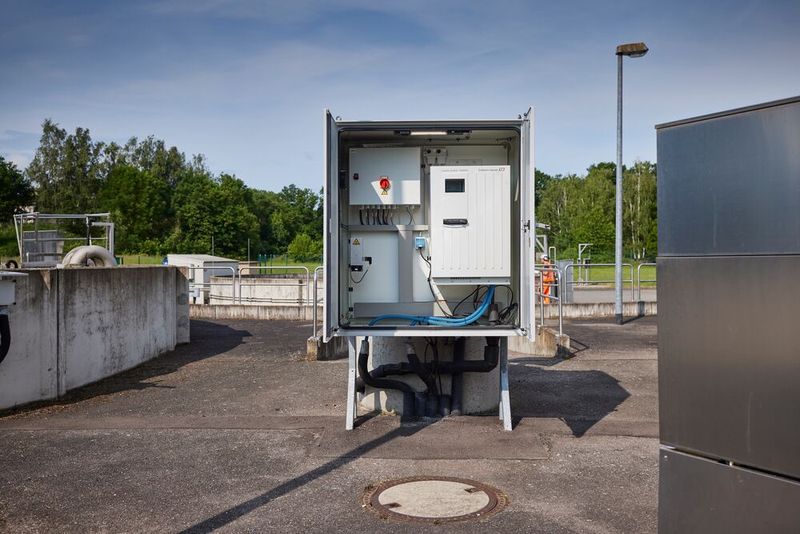 Das Messsystem im Betrieb: Der Analyse-Schrank erfasst in Echtzeit die Phosphatwerte der beiden Belebungsbecken und überträgt sie in die Netilion Cloud – für transparente Daten und optimierte Fällmitteldosierung. (Bild: Endress+Hauser)