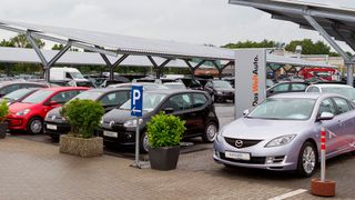 99092691 (Bild: Photovoltaikanlage Gebrauchtwagengelände Minrath Moers.jpg / Autohaus Minrath / CC BY-SA 3.0)